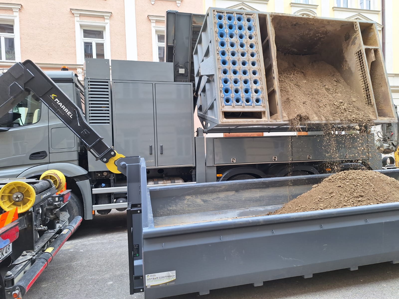 LKW-Container wird gefüllt
