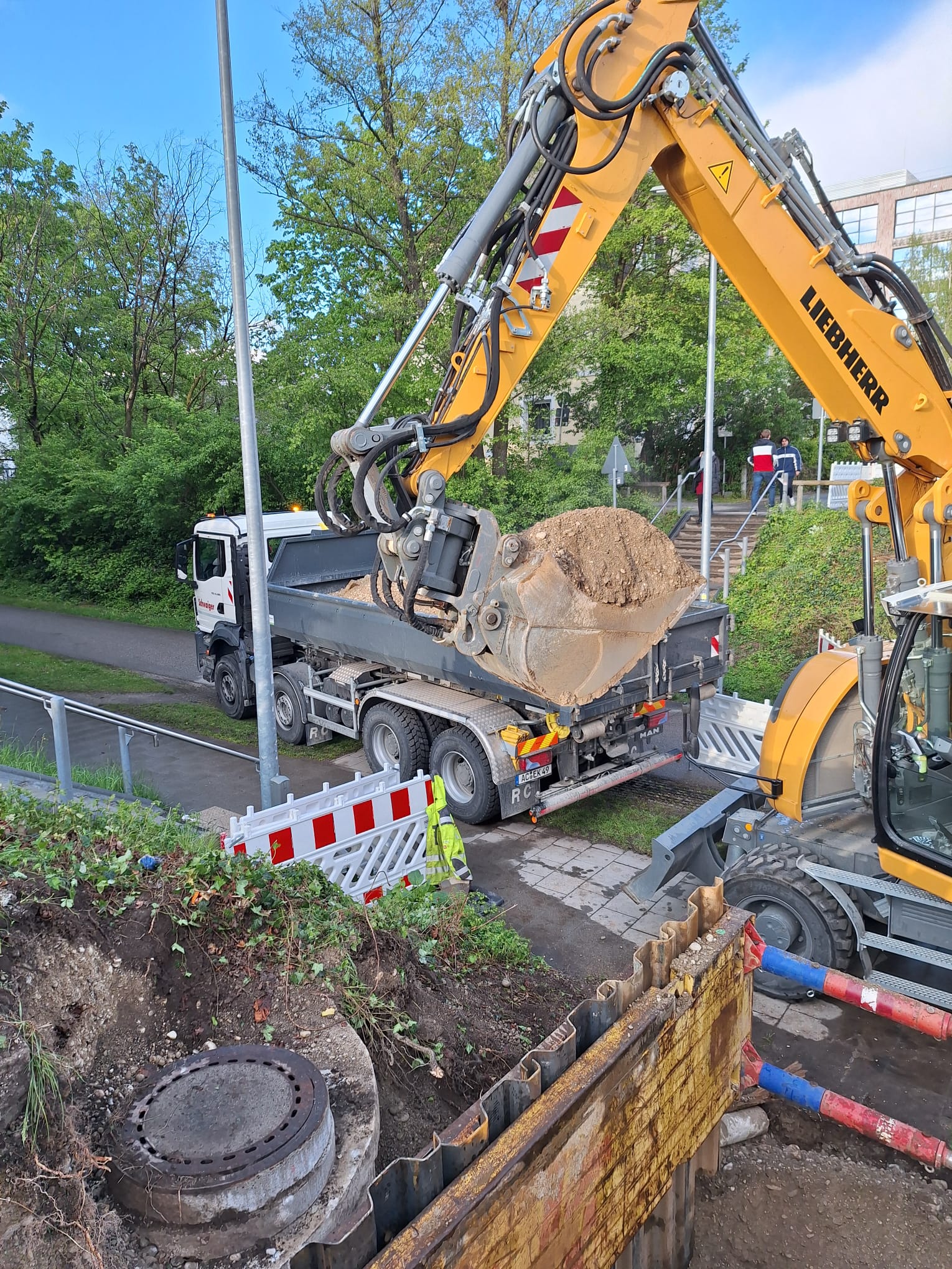 LKW und Bagger im Einsatzgebiet