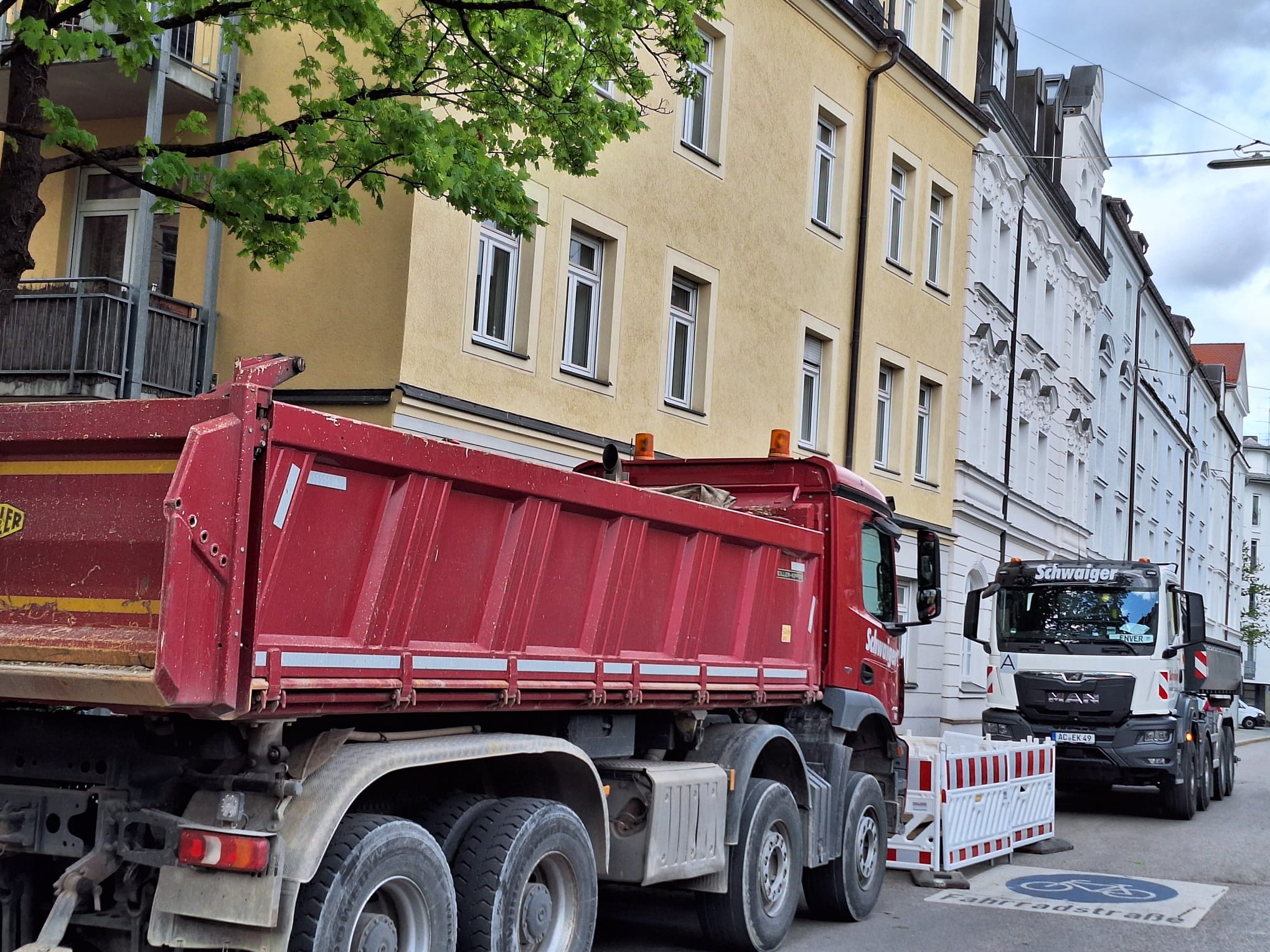 Lkw_rot_und_weiß