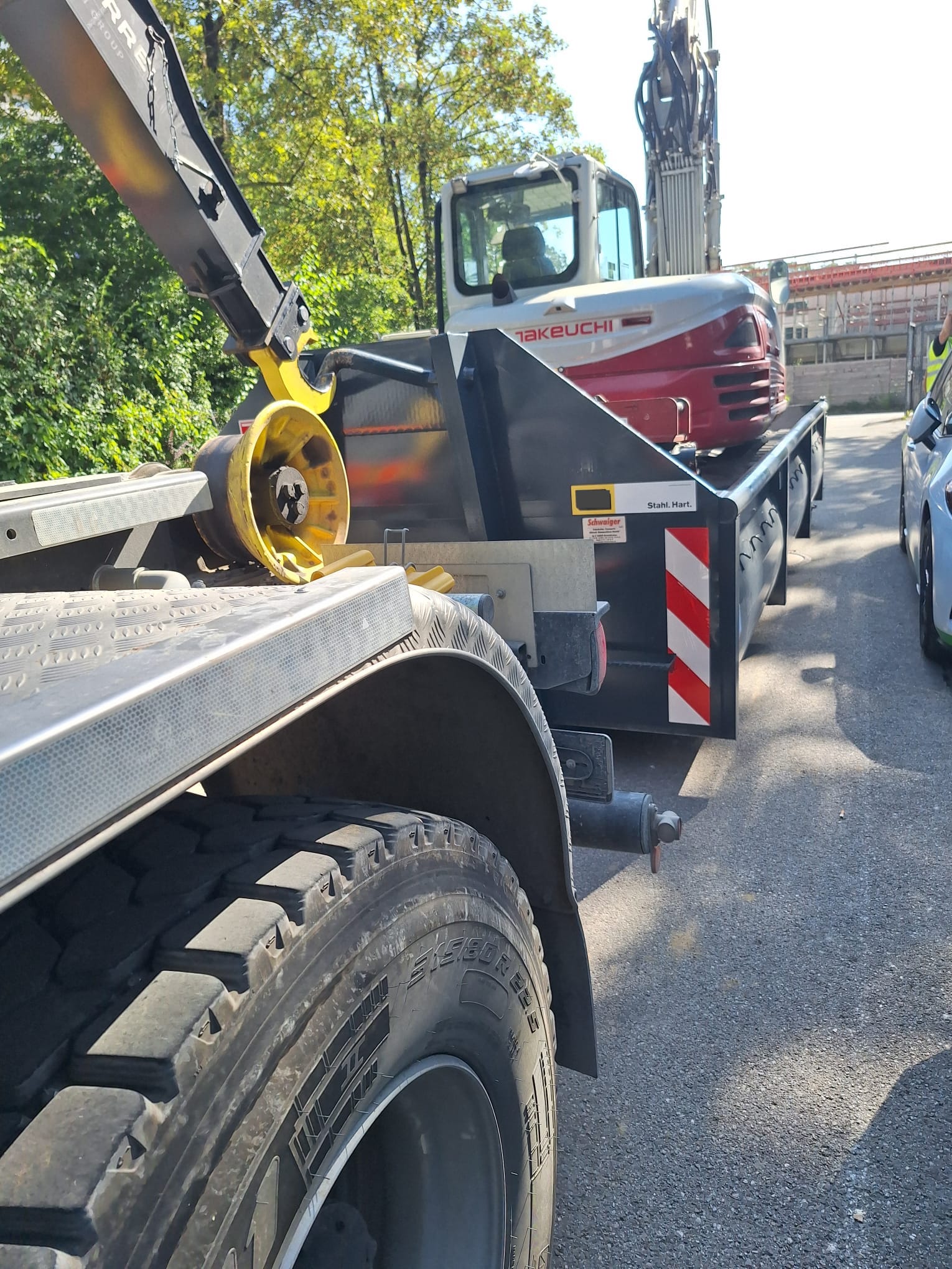 Bagger im LKW-Container